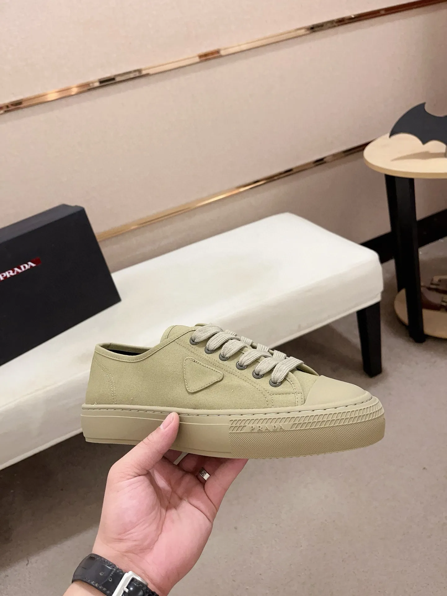 Men's shoes 💰 580💰 ✔️✔️✔️High-quality new PRADA counters are launched at the same time. The new men's shoes and 😘fabrics are selected from first-layer cowhide and are made by pure handicrafts. Lining: Full cowhide lining. 👍🏿 High-end ☄️ air-cushion molded anti-slip rubber outsole, exquisite lines, simple and elegant, comfortable and high-end for leisure travel. Code number: 38 to 44 (45 can be customized)